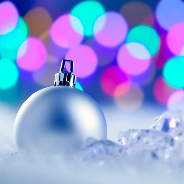 Natale argento bauble in luci sfocate — Foto Stock