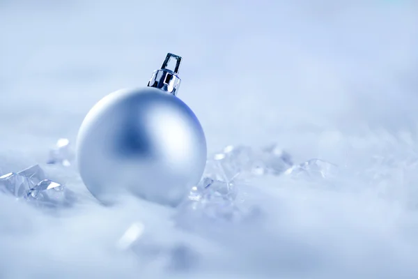 Bola de plata de Navidad en piel nieve y hielo — Foto de Stock
