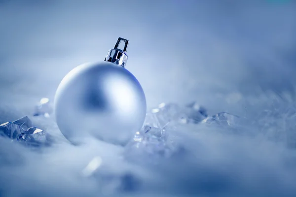 银色的圣诞摆设在毛皮雪和冰 — 图库照片