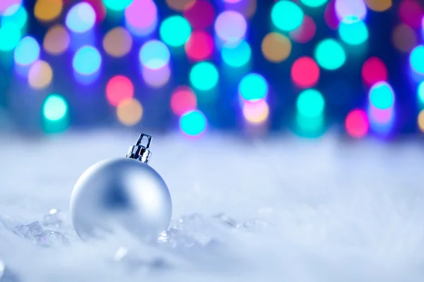 Srebrny Christmas cacko w niewyraźne lights — Zdjęcie stockowe