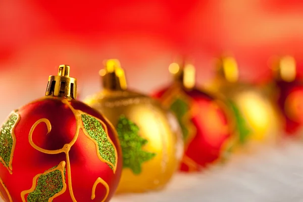Palline rosse d'oro di Natale di fila con luci — Foto Stock