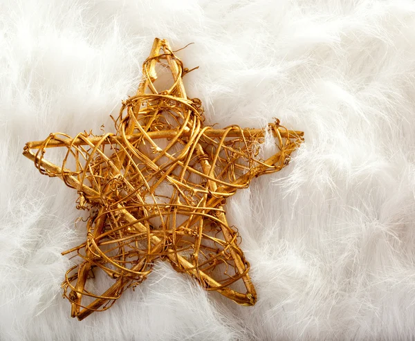 Gyllene julstjärna över vit päls — Stockfoto
