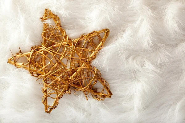 Різдвяна золота зірка над білим хутром — стокове фото