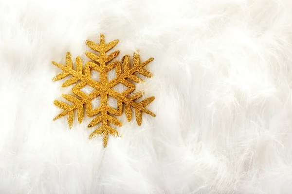 Flocon de neige doré de Noël sur fourrure blanche — Photo
