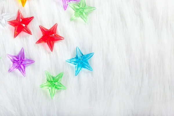 Noël étoiles en verre coloré sur fourrure blanche — Photo