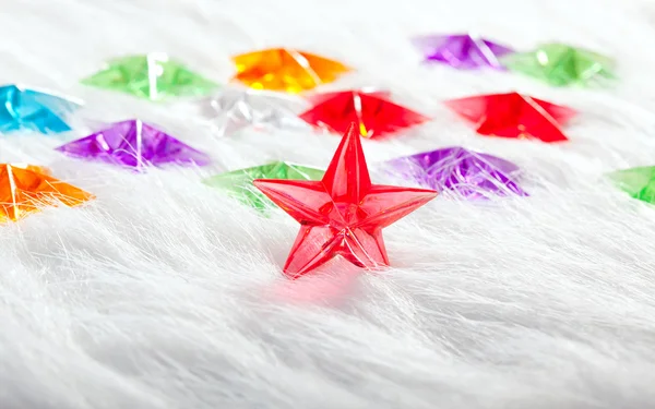 Estrela de vidro de Natal sobre o inverno pele branca — Fotografia de Stock