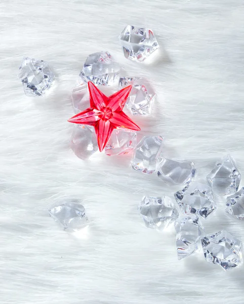Röd kristall julstjärna på isbitar och päls — Stockfoto