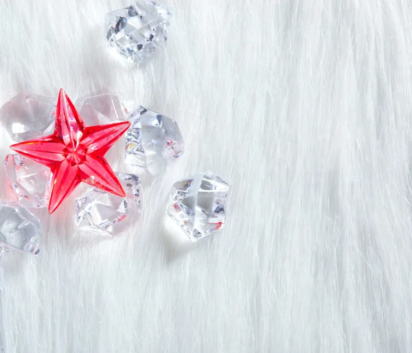 Röd kristall julstjärna på isbitar och päls — Stockfoto