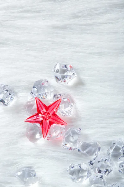 Weihnachtsstern aus rotem Kristall auf Eiswürfeln und Pelz — Stockfoto