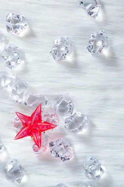 Boże Narodzenie czerwony kryształ gwiazda na kostki lodu i futra — Zdjęcie stockowe