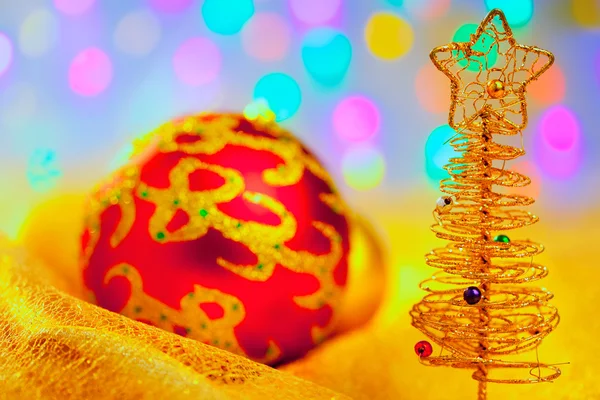 Zlatý vánoční strom s cetky a světla — Stock fotografie
