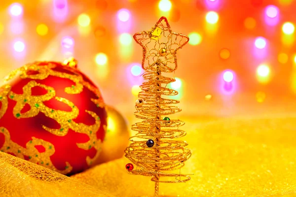 Arbre doré de Noël avec boules et lumières — Photo