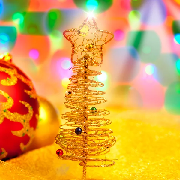 Χρυσή χριστουγεννιάτικο δέντρο με τα στολίδια και τα φώτα — Φωτογραφία Αρχείου