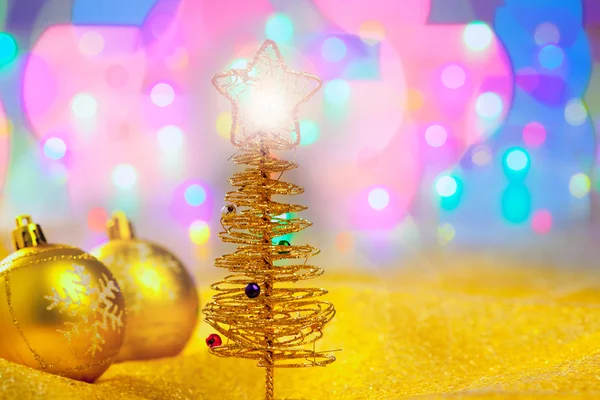 Χρυσή χριστουγεννιάτικο δέντρο με τα στολίδια και τα φώτα — Φωτογραφία Αρχείου