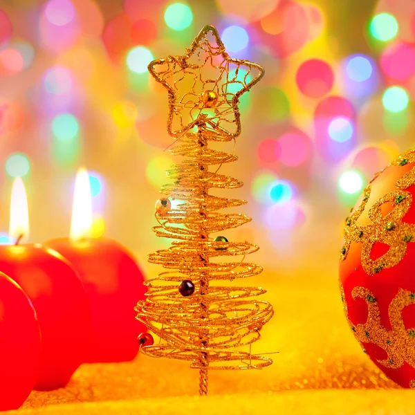 Golden tree julgranskulor och ljus — Stockfoto