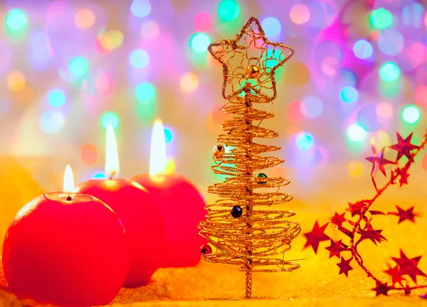 Albero d'oro di Natale baubles e candele — Foto Stock