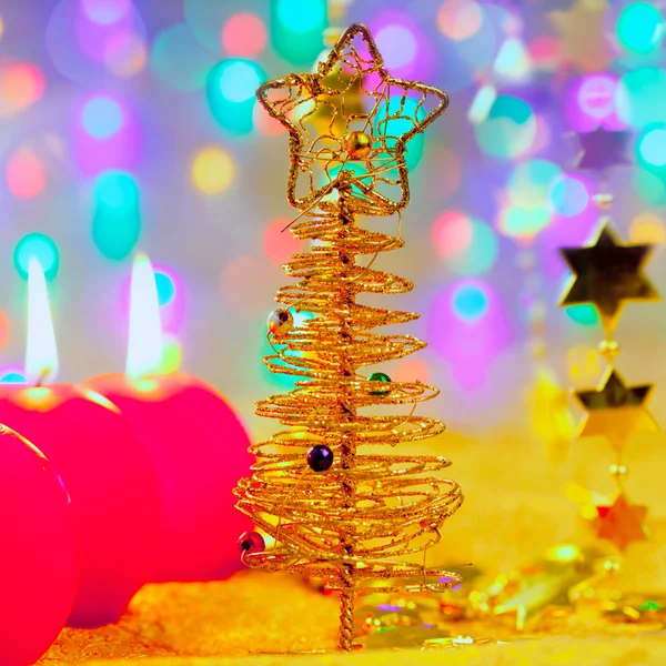 Zlatý strom vánoční ozdoby a svíčky — Stock fotografie