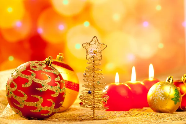 Albero d'oro di Natale baubles e candele — Foto Stock