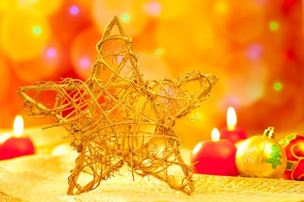 Noel golden star mumlar ve baubles — Stok fotoğraf