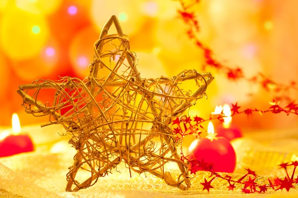 Boże Narodzenie złota gwiazda świece w niewyraźne lights — Zdjęcie stockowe