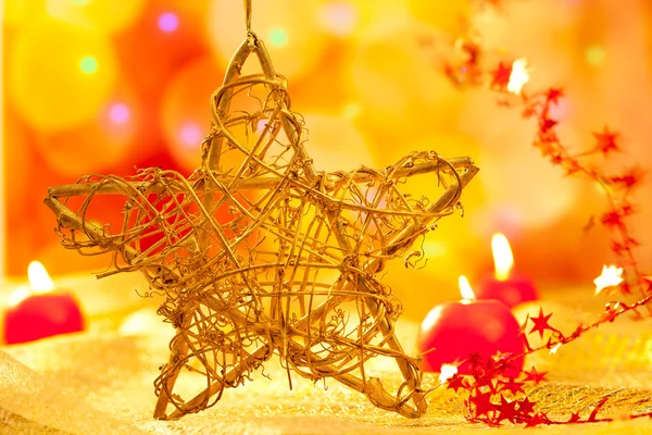 Candele a stella d'oro di Natale a luci sfocate — Foto Stock