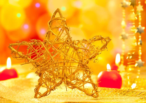 Χριστούγεννα χρυσό αστέρι κεριά σε θολή φώτα — Φωτογραφία Αρχείου