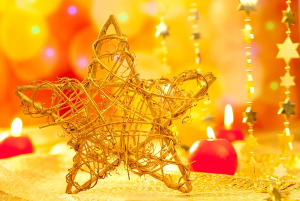 Navidad velas estrella dorada en luces borrosas —  Fotos de Stock