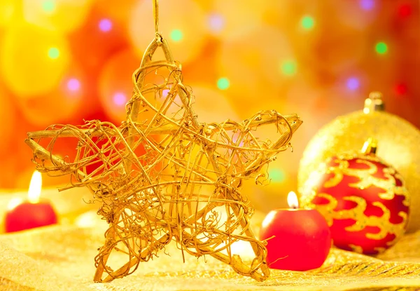 Boże Narodzenie złota gwiazda świece i bombki — Zdjęcie stockowe