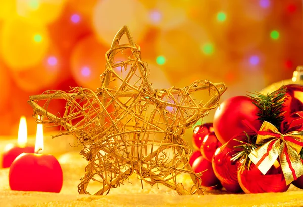 Natal velas estrela dourada e bugigangas — Fotografia de Stock