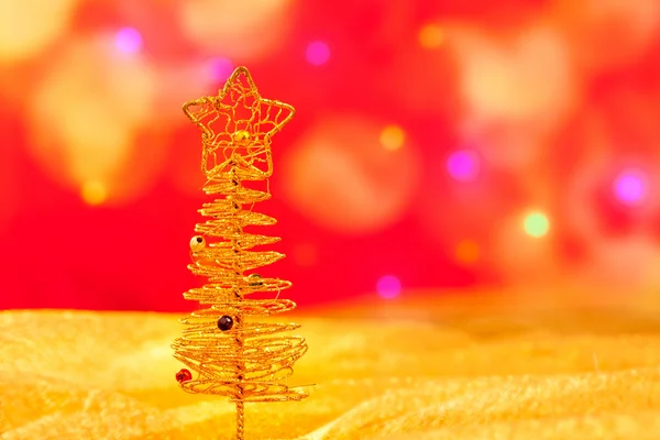 Albero di Natale in filo dorato a luci sfocate — Foto Stock