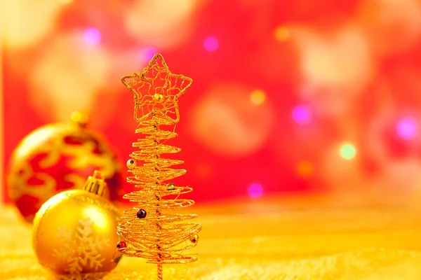 Χρυσή χριστουγεννιάτικο δέντρο με babubles και τα φώτα — Φωτογραφία Αρχείου