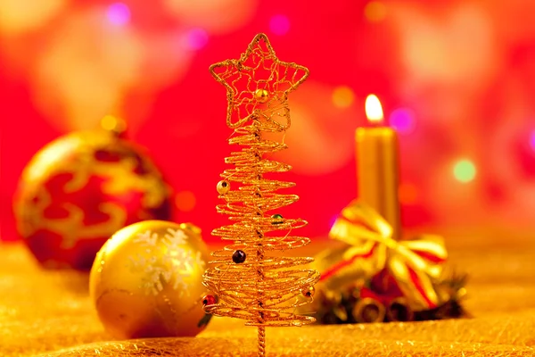 Kerstmis gouden boom babubles en kaarsen — Stockfoto