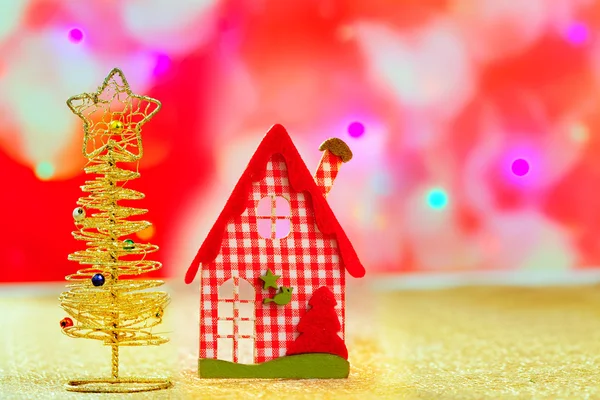 Χρυσή χριστουγεννιάτικο δέντρο και κόκκινο σπίτι vichy — Φωτογραφία Αρχείου