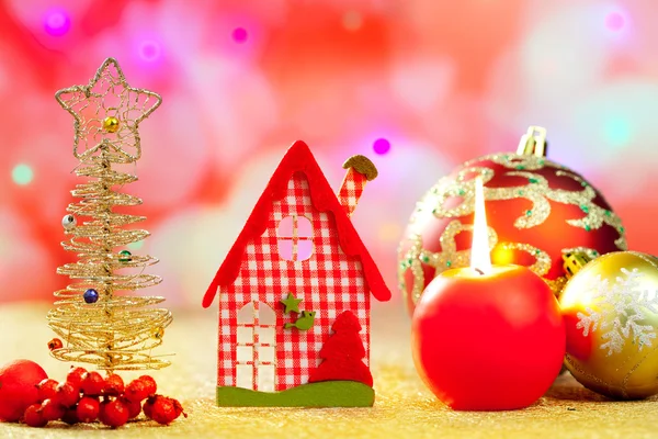 Jul golden tree och röda vichy hus — Stockfoto