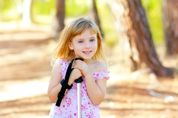 漂亮的小孩女孩在公园森林微笑 — 图库照片
