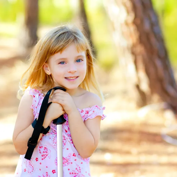 Красивая девочка в лесу парка улыбается — стоковое фото