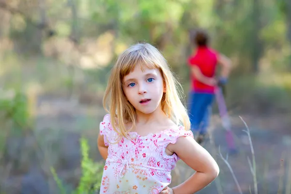 金发碧眼的孩子在森林公园中的女孩 — 图库照片