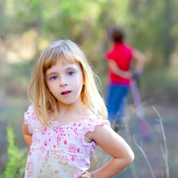 金发碧眼的孩子在森林公园中的女孩 — 图库照片