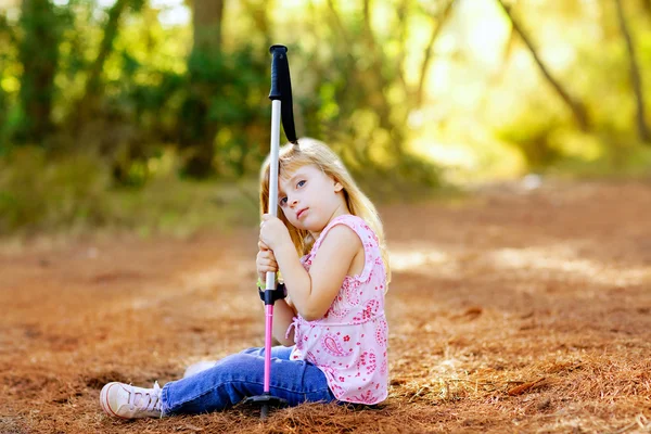 Vandring kid flicka trött sitter i höst skog — Stockfoto