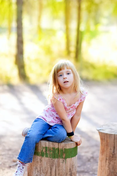 トランクの木の森で金髪の子供女の子 — ストック写真