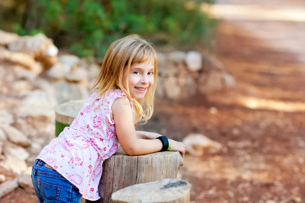 トランクの木の森で金髪の子供女の子 — ストック写真