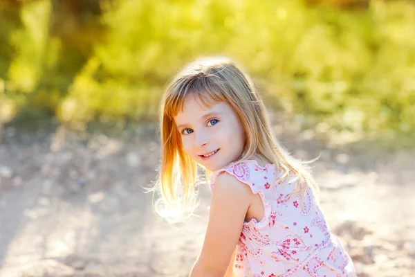 Blond dziecko dziewczynka zewnątrz natury hapy portret — Zdjęcie stockowe