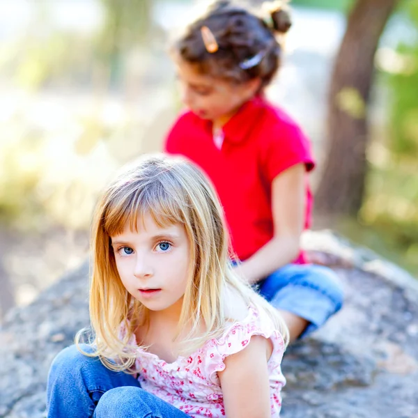 林の岩で遊んで女の子を子供の友人 — ストック写真