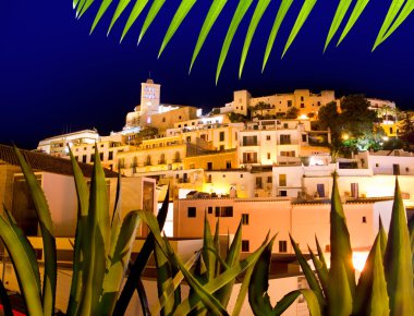 Ibiza dalt vila downtown içinde gece ışıkları