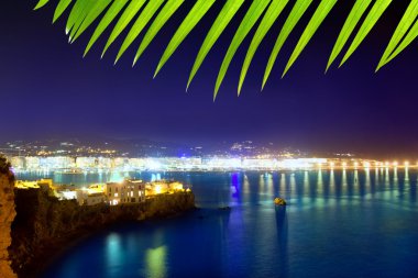 Ibiza kent liman mavi deniz gece ışıkları