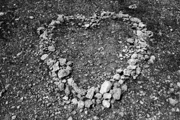 Herzform wie Liebessymbol aus Steinen — Stockfoto