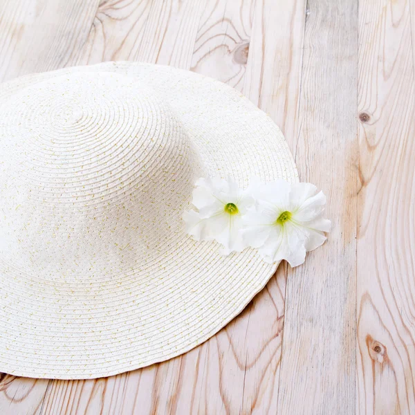 Пляжний капелюх з білою квіткою — стокове фото