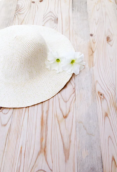 Strand hoed met witte bloem — Stockfoto