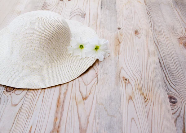 Chapéu de praia com flor branca — Fotografia de Stock