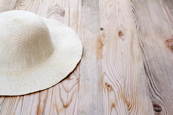 Chapéu branco de praia em madeira de pinho transparente — Fotografia de Stock